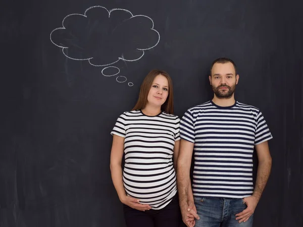 Porträt Von Ehemann Und Schwangerer Frau Posiert Vor Schwarzem Kreidezeichenbrett — Stockfoto