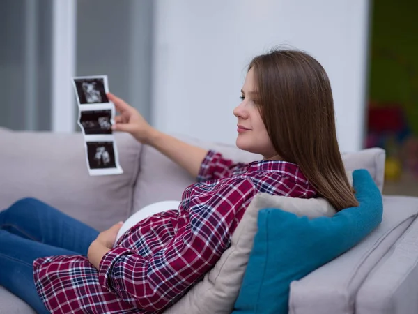 Mujer Embarazada Joven Mirando Foto Ultrasonido Del Bebé Mientras Relaja — Foto de Stock