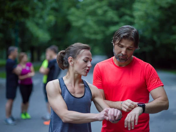 Joven Pareja Deportiva Usando Relojes Inteligentes Comenzando Temporizador Antes Trotar — Foto de Stock