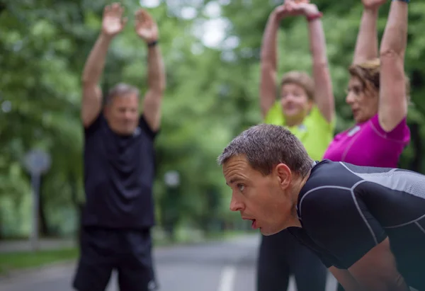 Equipo Corredores Sanos Calentándose Estirándose Parque Ciudad Antes Del Entrenamiento — Foto de Stock