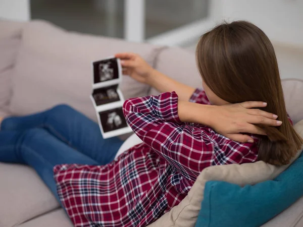 Mujer Embarazada Joven Mirando Foto Ultrasonido Del Bebé Mientras Relaja — Foto de Stock