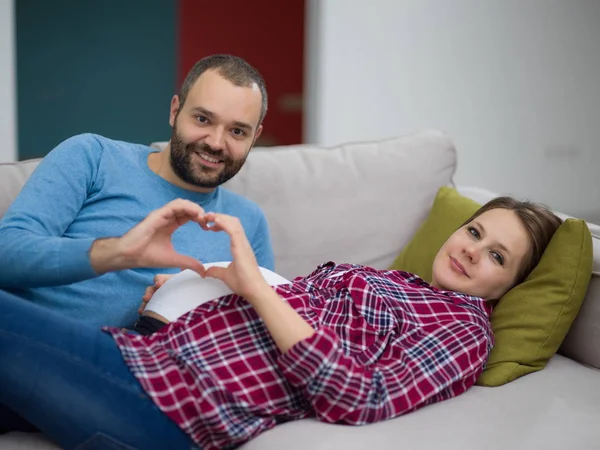 Lycklig Man Och Gravid Kvinna Visar Hjärtat Underteckna Med Fingrar — Stockfoto