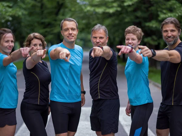 Portrait Groupe Personnes Bonne Santé Faisant Jogging Dans Parc Ville — Photo