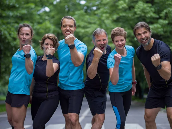 Portret Grupy Ludzi Zdrowych Jogging Parku Miejskim Zespół Biegaczy Rano — Zdjęcie stockowe
