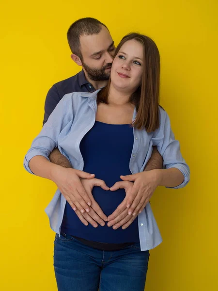 Porträt Eines Glücklichen Jungen Paares Mann Hält Seinen Schwangerschaftsbauch Isoliert — Stockfoto