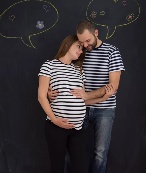 Portret Van Man Zwangere Vrouw Poseren Tegen Zwart Krijt Tekentafel — Stockfoto