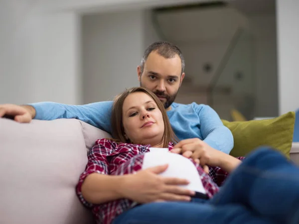 Feliz Casal Grávida Relaxante Sofá Sofá Casa — Fotografia de Stock