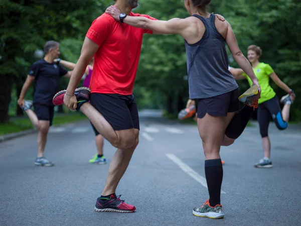 Gesundes Läuferteam Wärmt Und Dehnt Sich Vor Dem Vormittagstraining Stadtpark — Stockfoto