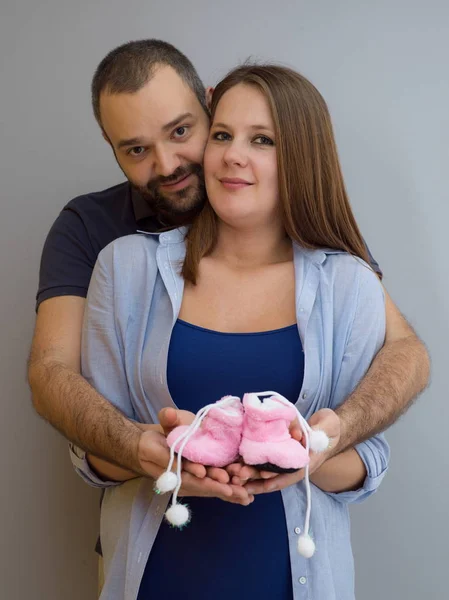 Joven Pareja Embarazada Sosteniendo Zapatos Bebé Recién Nacidos Aislados Sobre — Foto de Stock