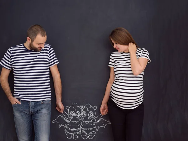 Konzeptionelles Foto Von Schwangeren Paaren Die Ihre Vorstellungen Vom Zukünftigen — Stockfoto