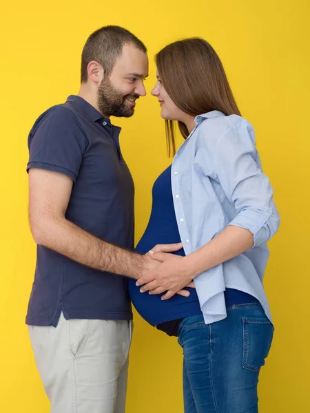 Mutlu Genç Bir Çift Hamile Eşi Karnı Tutan Adam Portresi — Stok fotoğraf