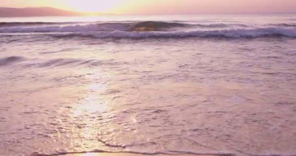 Ruhige Naturszene Strandwellen Sonnenaufgang Sommermorgen Zeitlupe — Stockvideo