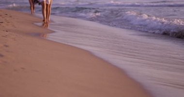 ağır çekim güzel gündoğumu sabah üzerinde plaj portre ayak üzerinde yürüyen insan