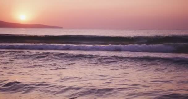 Rust Natuur Scène Strand Golven Sunrise Zomerochtend Slow Motion — Stockvideo