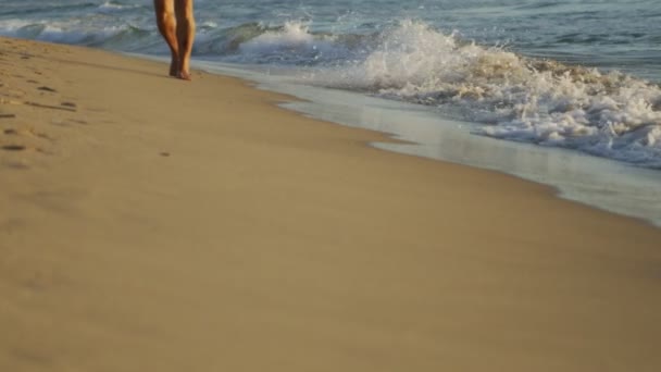 Повільний Рух Людей Йдуть Пляжі Крупним Планом Ногах Красивий Схід — стокове відео