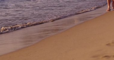 ağır çekim güzel gündoğumu sabah üzerinde plaj portre ayak üzerinde yürüyen insan