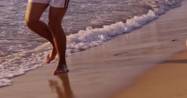 ağır çekim güzel gündoğumu sabah üzerinde plaj portre ayak üzerinde yürüyen insan