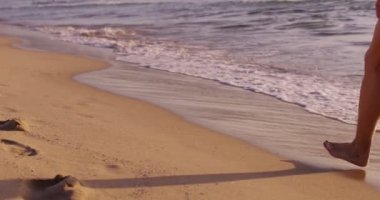 ağır çekim güzel gündoğumu sabah üzerinde plaj portre ayak üzerinde yürüyen insan