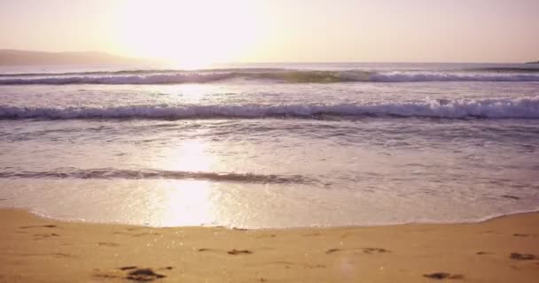 Спокойная Природа Сцена Пляжные Волны Восходе Солнца Летнее Утро Замедленной — стоковое видео