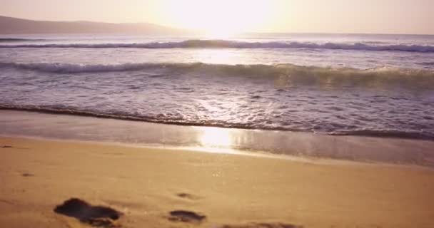 Спокійна Сцена Природи Пляжні Хвилі Сході Сонця Літній Ранок Повільному — стокове відео