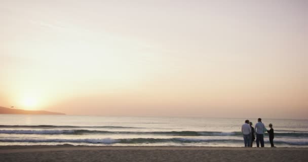 美しい日の出の朝時足でクローズ アップをビーチを歩く人のスローモーション — ストック動画