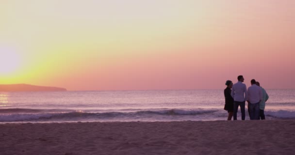 Slow Motion Silhouet Groep Jongeren Prachtige Zonsopgang Ochtend Afterparty Strand — Stockvideo