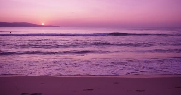 スローモーションで夏の朝の日の出の自然シーン ビーチ波を静める — ストック動画