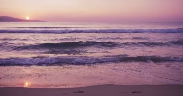スローモーションで夏の朝の日の出の自然シーン ビーチ波を静める — ストック動画