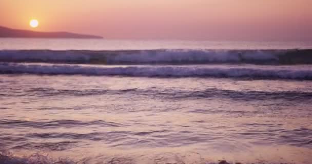 Rust Natuur Scène Strand Golven Sunrise Zomerochtend Slow Motion — Stockvideo