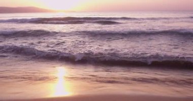 ağır çekim güzel gündoğumu sabah üzerinde plaj portre ayak üzerinde yürüyen insan