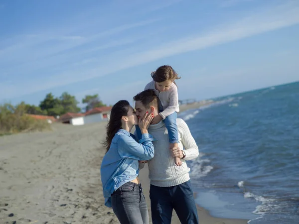 Família Com Pequena Filha Descansando Divertindo Praia Durante Dia Outono — Fotografia de Stock