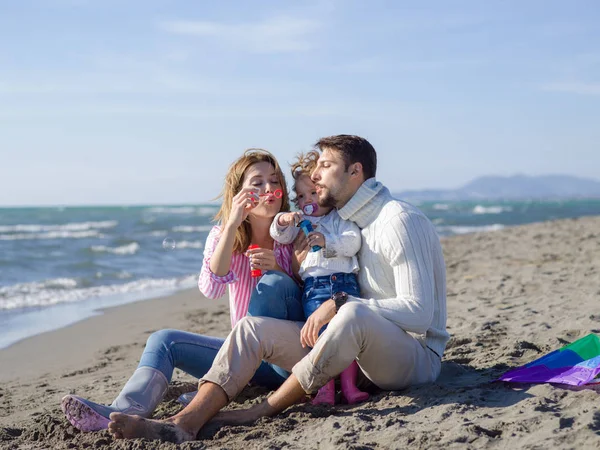 Família Com Pequena Filha Descansando Divertindo Fazendo Bolha Sabão Praia — Fotografia de Stock