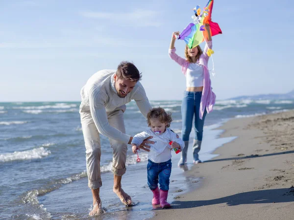 Famiglia Con Figlioletta Che Riposa Diverte Con Aquilone Spiaggia Durante — Foto Stock