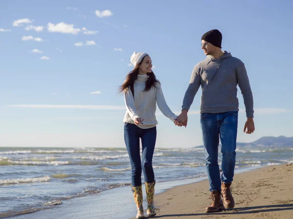 Fiatal Pár Szórakozás Séta Ölelés Strandon Ősszel Napsütéses Nap — Stock Fotó