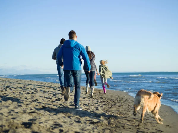 Grupo Jóvenes Amigos Pasar Día Juntos Corriendo Playa Durante Día — Foto de Stock