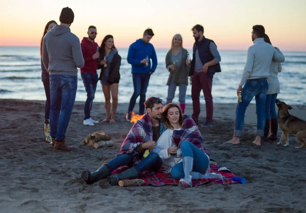 Junges Paar Sitzt Mit Freunden Lagerfeuer Strand Bei Sonnenuntergang Und — Stockfoto