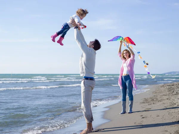 Familia Con Hija Pequeña Descansando Divirtiéndose Con Una Cometa Playa —  Fotos de Stock