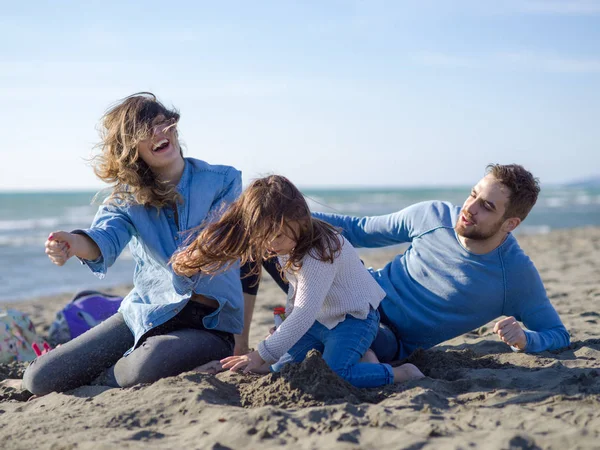 Familia Con Hija Pequeña Descansando Divirtiéndose Playa Durante Día Otoño —  Fotos de Stock