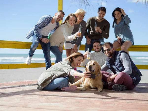 Mutlu bir arkadaş grubu yazlık evde takılıyor ve sonbahar günü bira içiyor.