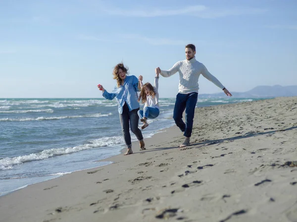 Rodina Malou Dceruškou Odpočívá Baví Pláži Během Podzimního Dne — Stock fotografie