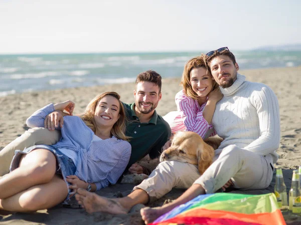 Grupo Jóvenes Amigos Pasar Día Una Playa Durante Día Otoño —  Fotos de Stock