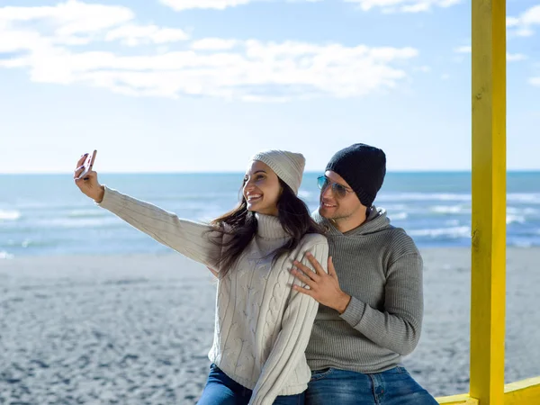 Bardzo Szczęśliwa Para Miłość Biorąc Selfie Plaży Autmun Dzień — Zdjęcie stockowe