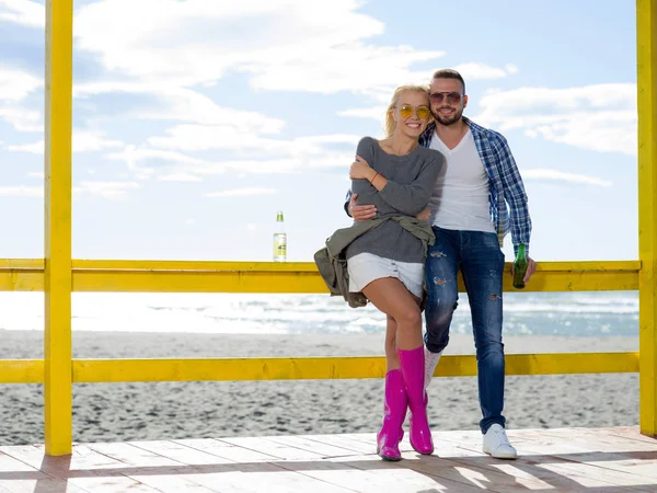 Couple Boire Bière Ensemble Dans Bar Plage Vide Pendant Automne — Photo