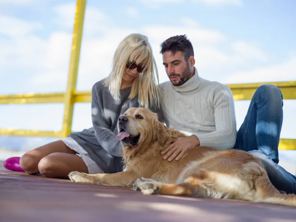 Par Med Hund Njuter Tid Tillsammans Stranden Höstdagen — Stockfoto