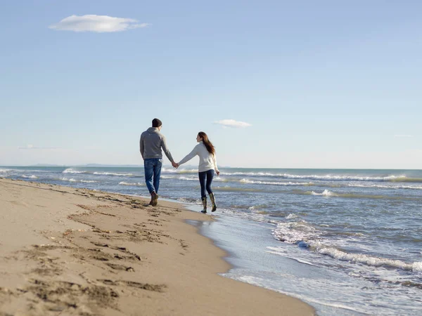 Pareja Joven Divirtiéndose Caminando Abrazándose Playa Durante Día Soleado Otoño —  Fotos de Stock