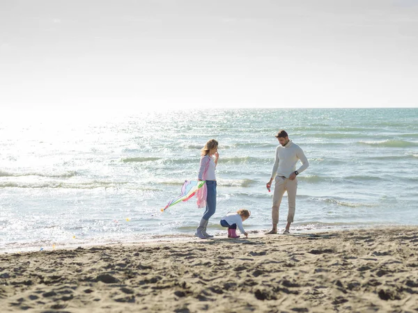 Familia Con Hija Pequeña Descansando Divirtiéndose Con Una Cometa Playa —  Fotos de Stock
