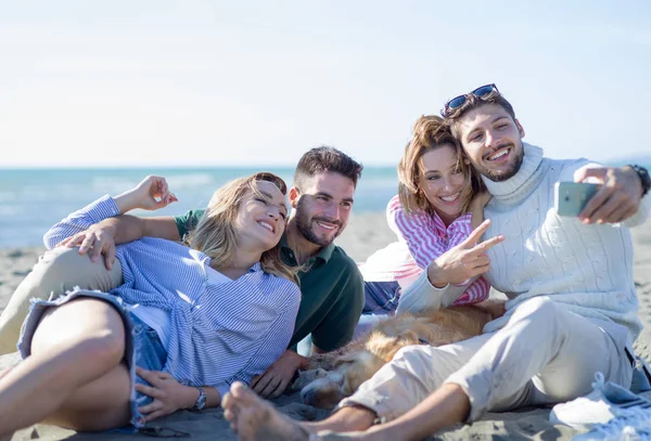 Grupa Młodych Przyjaciół Spędzających Dzień Plaży Jesienny Dzień — Zdjęcie stockowe