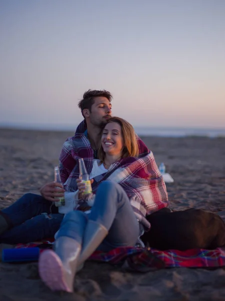 Jong Stel Ontspannen Bij Het Vuur Drinken Van Een Biertje — Stockfoto