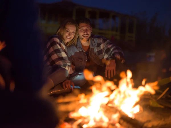 Genç Bir Çift Arkadaşlarıyla Birlikte Gece Kumsalda Oturup Bira Içiyor — Stok fotoğraf