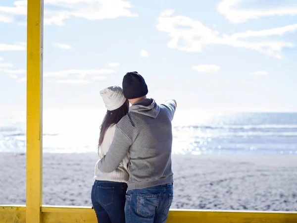 Felice Coppia Enyojing Tempo Insieme Sulla Spiaggia Durante Giornata Autunnale — Foto Stock